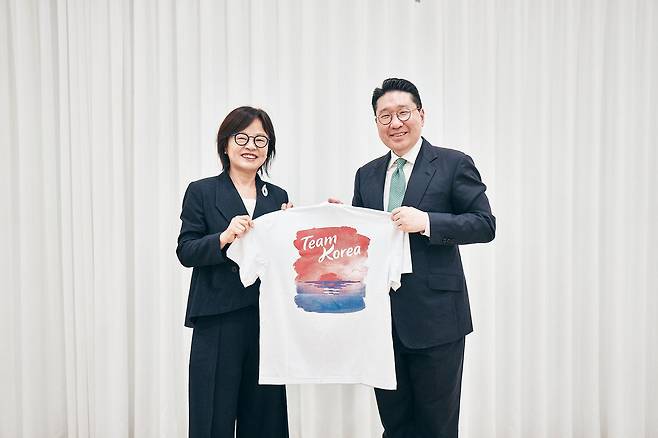 진선미 국회의원에게 팀코리아 티셔츠를 전달하는 이상현 단장(㈜태인 제공)