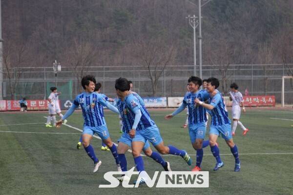 양평FC 선수들이 K3리그에서 골을 넣고 환호하고 있다/사진=양평군
