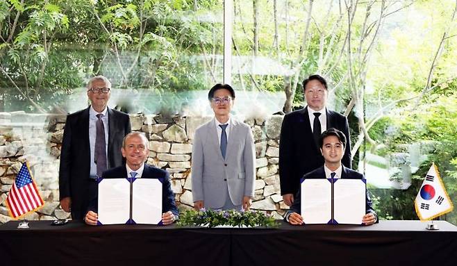 (앞 오른쪽부터)추형욱 SK이노베이션 대표이사, 크리스 르베크 테라파워 CEO가 14일 서울 종로구 선혜원에서 SMR 사업협력 주요 조건 합의서를 체결하고, (뒤 오른쪽부터) 최태원 SK그룹 회장, 김정관 산업부장관, 빌 게이츠 테라파워 이사회 의장과 함께 기념 촬영을 하고 있다. SK이노베이션