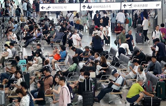 지난 2024년 9월 청주국제공항 1층 대합실이 여행객들로 붐비고 있다. /신현종 기자