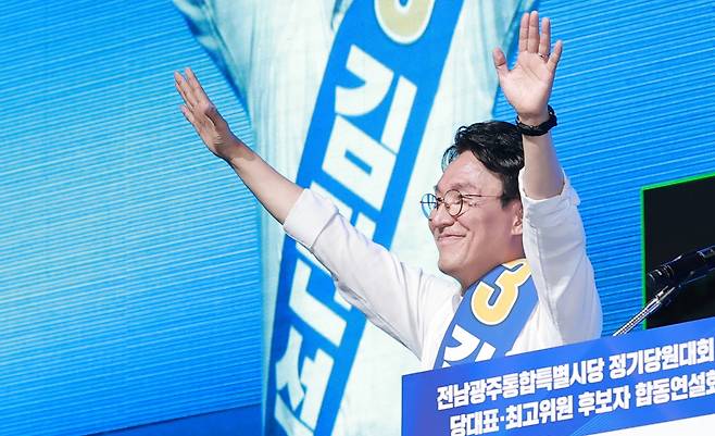 더불어민주당 김민석 당 대표 후보가 15일 전남광주 나주시 나주종합스포츠파크 다목적체육관에서 열린 민주당 대표·최고위원 전남광주 합동연설회에 참석해 정견 발표에 앞서 인사하고 있다. 2026.8.15 [사진=연합뉴스]