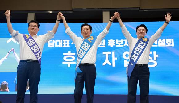 송영길·정청래·김민석(기호순. 왼쪽부터) 더불어민주당 당 대표 후보가 15일 전북 익산시 원광대학교 문화체육관에서 열린 '민주당 대표·최고위원 후보자 전북 합동연설회'에 참석해 기념 촬영을 하고 있다. [사진=연합뉴스]