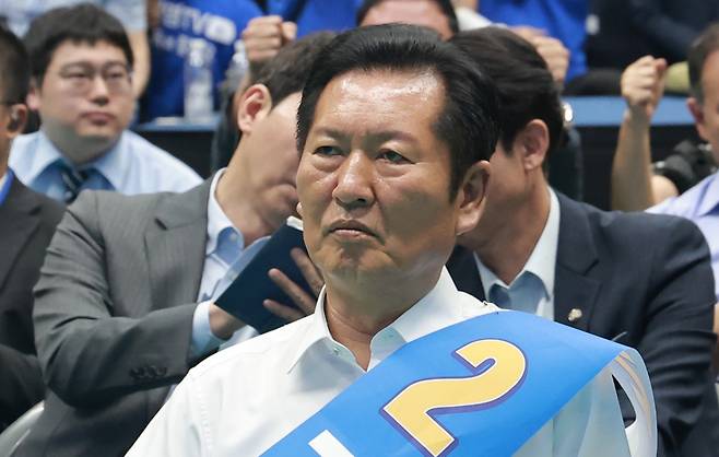더불어민주당 정청래 당 대표 후보가 15일 전북 익산시 원광대학교 문화체육관에서 열린 민주당 대표·최고위원 후보자 전북 합동연설회에 참석해 호남(전남광주·전북) 순회 경선 당원 투표 결과를 듣고 있다. 2026.8.15 [사진=연합뉴스]