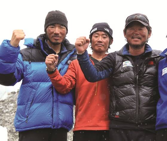 2011년 10월 18일 안나푸르나 남벽에서 사라진 박영석 대장(오른쪽)과 그의 등반 파티 신동민(왼쪽), 강기석 대원. 사진 에베레스트남서벽원정대