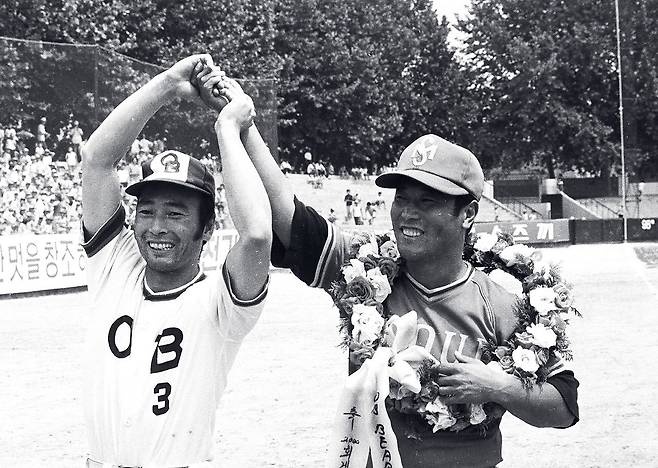 한국 프로야구 원년인 1982년 6월 OB베어스와 MBC 청룡의 경기 당시 백 전 감독(오른쪽)과 김우열.연합뉴스