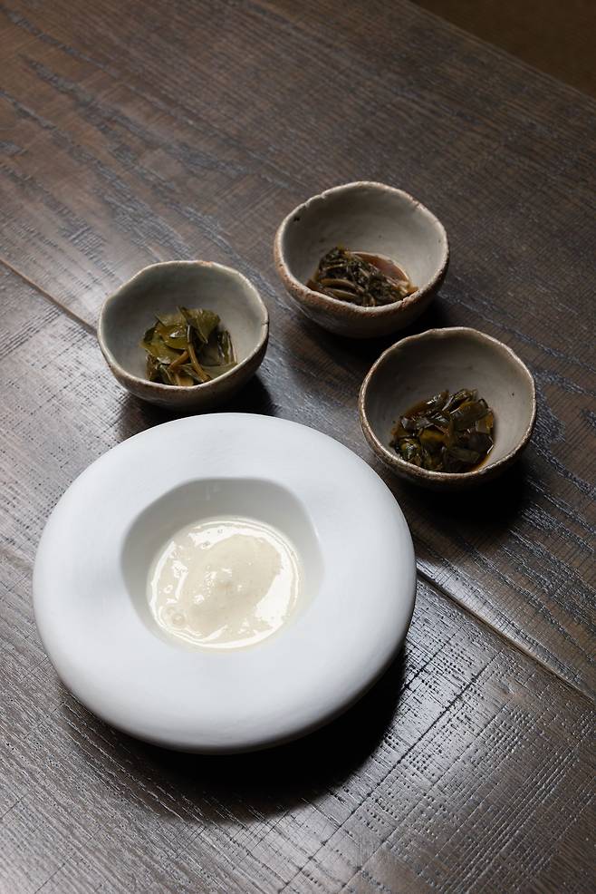 한국 레스토랑 ‘온지음’의 음식. 콩물에 흰쌀을 넣고 쑨 죽과 장아찌 3종. [사진 람드레]