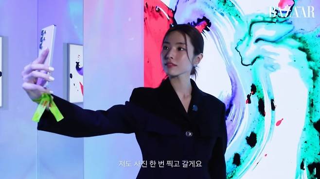 삼성 아트 TV 도슨트로 활동 중인 하영/사진=바자르 채널 영상 캡처