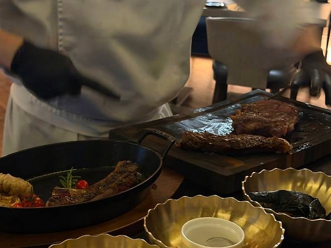 셰프가 직접 손질하는 카빙 서비스.  /사진= 강예신 여행+ 기자