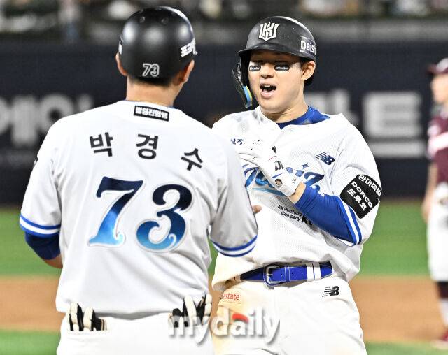 14일 오후 경기도 수원시 조원동 수원KT위즈파크에서 진행된 '2026 프로야구 KBO리그' KT위즈와 키움히어로즈의 경기. KT 최원준이 6회말 1사 2,3루서 1타점 적시타를 터뜨린 뒤 환호하고 있다./수원=송일섭 기자
