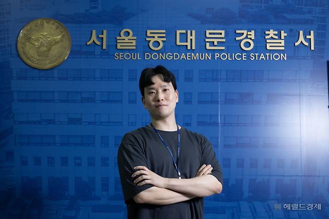김준영 형사과 실종팀 경사가 11일 오후 서울 동대문경찰서에서 헤럴드경제와 인터뷰에 앞서 포즈를 취하는 모습. 임세준 기자