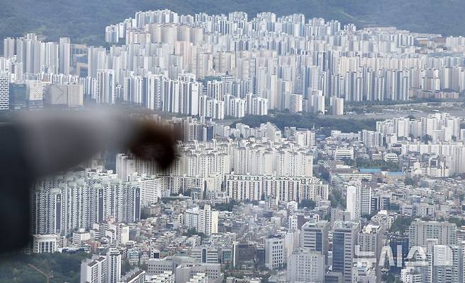[서울=뉴시스] 김혜진 기자 = 정부가 재건축·재개발 등 민간 정비사업 인센티브를 제공해 2030년까지 약 23만4000호 규모의 도심 주택 착공을 지원하겠다고 밝혔다. 국토교통부와 재정경제부, 금융위원회 등 관계부처는 13일 오전 정부서울청사에서 열린 '전월세 및 매매시장 안정을 위한 주택 신속공급 방안' 브리핑을 통해 이같이 발표했다.13일 서울 송파구 롯데월드타워 전망대 서울스카이에서 서울시내 아파트가 내려다보이고 있다. 2026.08.13. jini@newsis.com