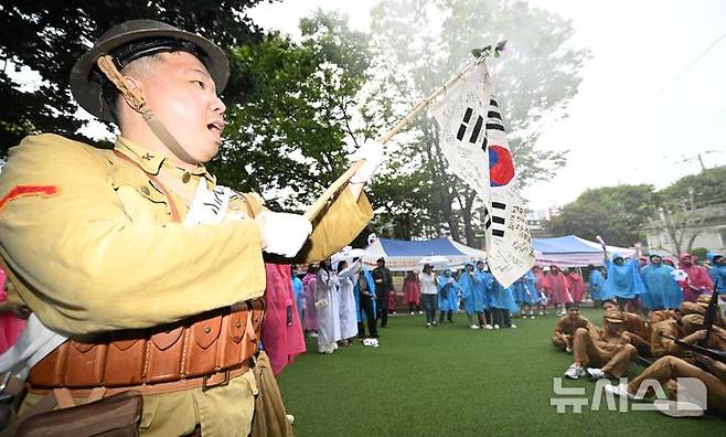 [전남광주=뉴시스] 이현행 기자 = 81주년 광복절인 15일 오전 전남광주통합특별시 광산구 월곡동 고려인마을 일대에서 홍범도 장군의 독립군이 일본군을 대파했던 항일 무장독립투쟁 봉오동 전투를 재현하는 행사가 펼쳐지고 있다. 한 광복군이 쓰러진 일본군 앞에서 태극기를 흔들고 있다. 2026.08.15. lhh@newsis.com