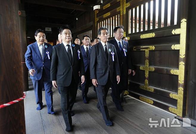 [도쿄=AP/뉴시스]아이사와 이치로(가운데) 등 일본 자민당 의원들이 일본 패전 기념일인 15일 야스쿠니 신사를 집단 참배하기 위해 신사를 방문했다. 이날 스즈키 슌이치 자민당 간사장, 아리무라 하루코 총무회장, 니시무라 야스토시 선거대책위원장 등 자민당 지도부와 고이즈미 신지로 방위상 등 각료 4명이 야스쿠니 신사를 대거 참배했다. 2026.08.15.