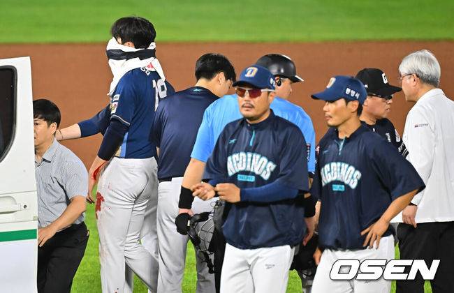[OSEN=부산, 이석우 기자] 14일 부산 사직야구장에서 2026 신한 SOL KBO 리그 롯데 자이언츠와 NC 다이노스의 경기가 열렸다. 홈팀 롯데는 김진욱이, 방문팀 NC는 토다가 선발 출전했다.NC 다이노스 임지민이 9회말 2사 1루 롯데 자이언츠 레이예스의 타구에 맞아 구급차에 실려 병원으로 향하고 있다. 2026.08.14 / foto0307@osen.co.kr
