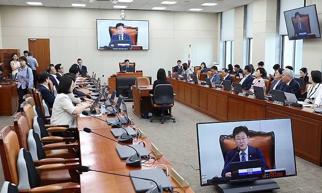 지난 13일 여의도 국회에서 기후위기특별위원회 전체회의가 열리는 모습. 뉴시스