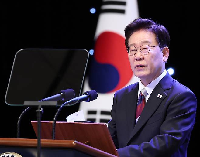 이재명 대통령이 15일 서울 종로구 세종문화회관에서 열린 제81주년 광복절 경축식에서 경축사를 하고 있다. 연합뉴스