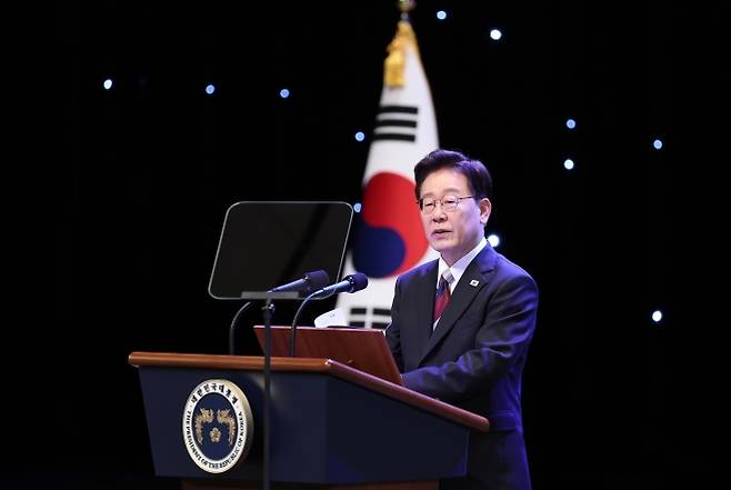 이재명 대통령, 광복절 경축사 - 이재명 대통령, 광복절 경축사     (서울=연합뉴스) 김도훈 기자 = 이재명 대통령이 15일 서울 종로구 세종문화회관에서 열린 제81주년 광복절 경축식에서 경축사를 하고 있다. 2026.8.15     superdoo82@yna.co.kr (끝)
