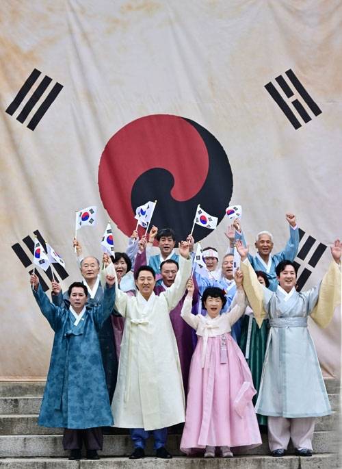 15일 ‘제81주년 광복절 기념 타종행사’에 참석한 임만균 서울특별시의회 의장(첫째 줄 맨 왼쪽)이 오세훈 서울시장, 독립유공자 후손들과 함께 만세삼창을 하고 있다.