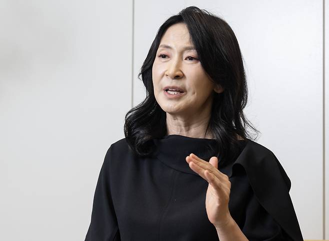 한소원 서울대 심리학과 교수가 14일 서울 관악구 대학 연구실에서 진행한 서울경제신문과의 인터뷰에서 AI가 뇌발달에 끼치는 영향을 설명하고 있다. 김정훈 기자