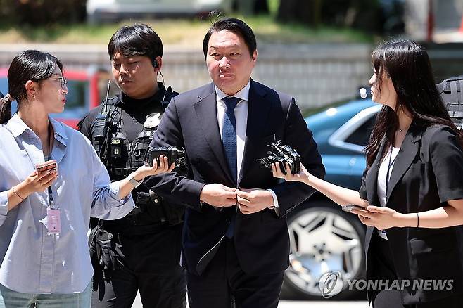 2차 조정 출석하는 최태원 회장 (서울=연합뉴스) 이진욱 기자 = 최태원 SK그룹 회장이 15일 서울 서초동 서울고법에서 열린 노소영 아트센터 나비 관장과의 재산 분할 파기환송심 2차 조정 기일에 출석하고 있다. 2026.6.15 [공동취재] cityboy@yna.co.kr