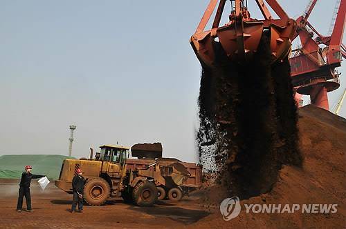 철광석 검사 장면 [EPA=연합뉴스 자료사진. 재판매 및 DB 금지]