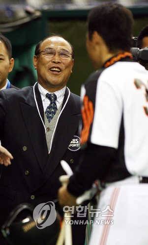 2006년 NPB 개막전에서 이승엽을 찾아간 백인천 전 감독 [연합뉴스 자료사진]