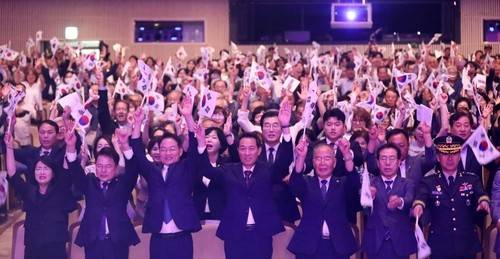 광복 81주년 만세 삼창 [강원도 제공. 재판매 및 DB 금지]