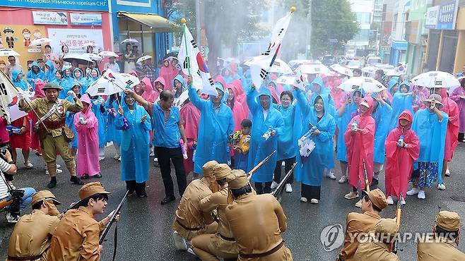 광복절 맞아 '봉오동전투 재연' 행사 (전남광주=연합뉴스) 제81주년 광복절인 15일 오전 전남광주 광산구 월곡동 고려인종합지원센터 앞에서 열린 광주 고려인마을의 봉오동전투 재연 행사에서 참가자들이 물총 싸움을 하고 있다. 2026.8.15 [전남광주통합특별시 광산구 제공. 재판매 및 DB 금지] daum@yna.co.kr
