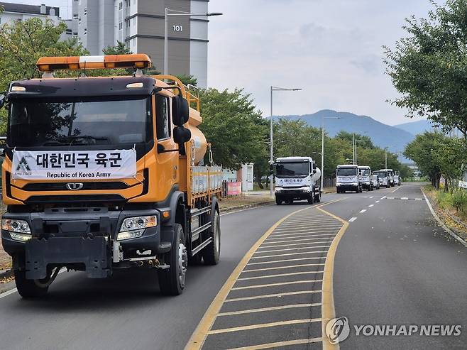 군부대 차량 102대 '가뭄 현장 출동' (함안=연합뉴스) 15일 전국 각지의 부대에서 온 육군, 해군, 공군, 해병대 급수차 102대가 경남지역 가뭄 대민 지원을 위해 39사단 훈련장에서 출동하고 있다. 2026.8.15 [육군 제39보병사단 제공. 재판매 및 DB 금지] ymp@yna.co.kr