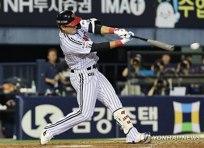 문정빈의 시원한 스윙  (서울=연합뉴스) 서명곤 기자 = 29일 서울 송파구 잠실야구장에서 열린 프로야구 키움 히어로즈와 LG 트윈스의 경기 4회말 2사 2,3루. LG 문정빈이 역전 1루타를 치고 있다. 2026.7.29 seephoto@yna.co.kr