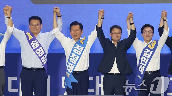 송영길(왼쪽부터), 정청래 더불어민주당 당대표 후보, 한병도 더불어민주당 당대표 직무대행 겸 원내대표, 김민석 더불어민주당 당대표 후보가 16일 경기 수원시 장안구 수원종합운동장에서 열린 더불어민주당 당대표·최고위원 선출을 위한 경기 지역 순회경선 합동연설회에서 인사를 하고 있다. 2026.8.16 ⓒ 뉴스1 김영운 기자