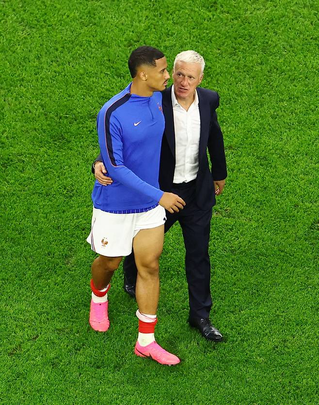 Soccer Football - FIFA World Cup 2026 - Semi Final - France v Spain - Dallas Stadium, Arlington, Texas, U.S. - July 14, 2026 France coach Didier Deschamps embraces William Saliba after the match REUTERS/Marco Bello  <저작권자(c) 연합뉴스, 무단 전재-재배포, AI 학습 및 활용 금지>