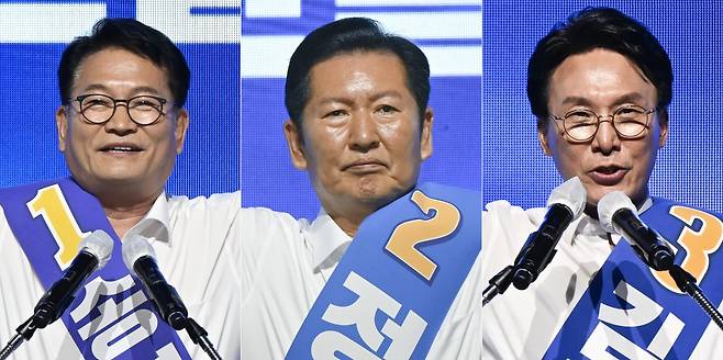 [나주=뉴시스]송영길(왼쪽부터), 정청래, 김민석 더불어민주당 당대표 후보가 15일 전남광주 나주시 종합스포츠파크 다목적체육관에서 열린 민주당 당대표 및 최고위원 후보자 선출을 위한 전남광주 합동연설회에서 정견 발표를 하고 있다. 2026.08.15.