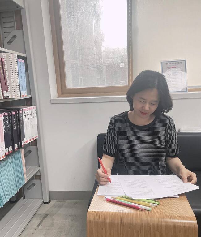 1인 출판사 김화영씨가 도서관에서 교정지를 보고 있다. 본인 제공