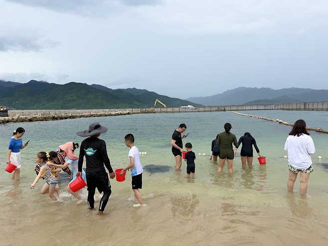 펀제저우섬(分界洲岛) 가오리 체험 / 사진= 문서연 여행+ 기자