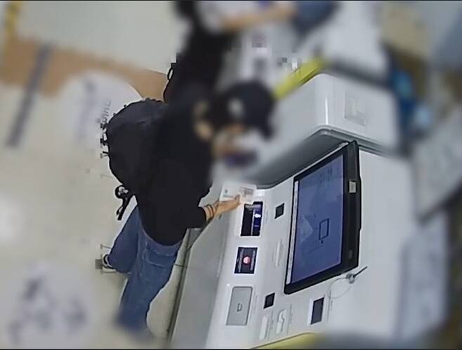 대형마트 내 설치된 무인상품권 발매기에서 보이스피싱 피해금을 상품권으로 구매하는 피의자. [화성동탄경찰서]