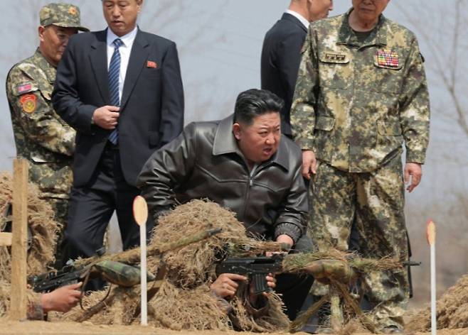북한 노동신문이 2025년 4월5일 "김정은 동지께서 4월4일 조선인민군(북한군) 특수작전부대들의 훈련기지를 방문하시고 종합훈련을 지도했다"고 보도했다. / 사진=뉴스1(노동신문)