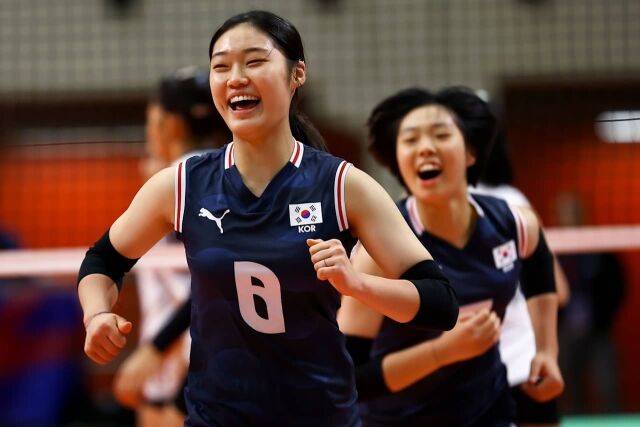한국 17세 이하 여자배구대표팀 장수인(8번)이 16일(한국시각) 열린 2026 U17 세계선수권 태국과 5-8위 순위 결정전 도중 공격 성공 후 환호하고 있다./국제배구연맹(FIVB) 제공