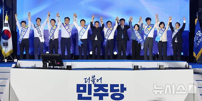[고양=뉴시스] 고범준 기자 = 소병훈 더불어민주당 중앙당 선거관리위원장, 한병도 더불어민주당 대표 직무대행 겸 원내대표, 더불어민주당 당대표 후보들과 최고위원 후보들이 16일 경기 고양시 일산서구 킨텍스 제2전시장에서 열린 민주당 당대표·최고위원 후보자 서울 합동연설회에서 인사를 하고 있다. 2026.08.16. bjko@newsis.com