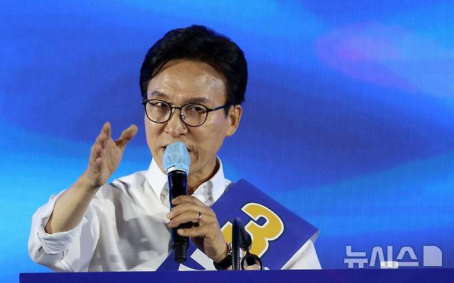 [고양=뉴시스] 고범준 기자 = 김민석 더불어민주당 당대표 후보가 16일 경기 고양시 일산서구 킨텍스 제2전시장에서 열린 민주당 당대표·최고위원 후보자 서울 합동연설회에서 정견발표를 하고 있다. 2026.08.16. bjko@newsis.com
