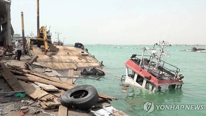 후티 공격에 부서진 선박  [로이터=연합뉴스. 재배포 및 DB 금지]