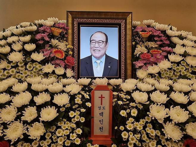 고 백인천 전 감독 빈소 (서울=연합뉴스) 15일 충남 천안 단국대병원 장례식장에 마련된 백인천 전 감독의 빈소에 고인의 영정사진이 놓여있다. 고 백 전 감독은 이날 오전 6시 41분 충남 천안 단국대학교 병원에서 뇌출혈로 치료받던 중 별세했다. 발인은 17일 오전 8시다. 2026.8.15 [KBO 사무국 제공. 재판매 및 DB 금지] photo@yna.co.kr