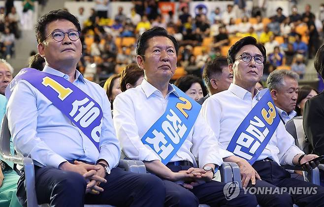 경기 합동연설회 나선 민주당 당 대표 후보 3인 (수원=연합뉴스) 김지원 기자 = 더불어민주당 김민석·정청래·송영길 당 대표 후보가 15일 경기 수원시 수원종합운동장 실내체육관에서 열린 민주당 대표·최고위원 경기 합동연설회에 참석해 연설 차례를 기다리고 있다. 2026.8.16 zone@yna.co.kr