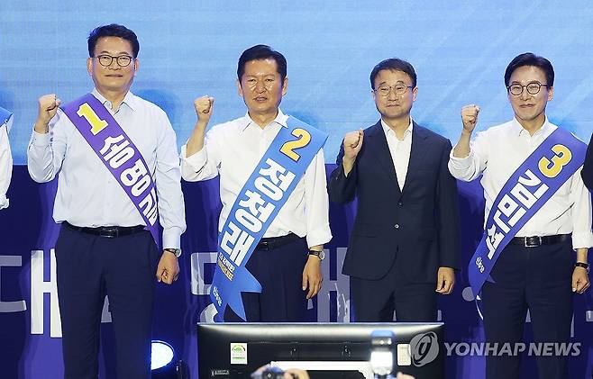 경기 합동연설회 나선 민주당 당권주자 3인 (수원=연합뉴스) 홍기원 기자 = 더불어민주당 송영길, 정청래, 김민석 당 대표 후보가 16일 경기도 수원시 수원종합운동장 실내체육관에서 열린 '민주당 당대표ㆍ최고위원 후보자 경기 합동연설회'에서 한병도 당 대표 직무대행과 기념 촬영하고 있다. 2026.8.16 xanadu@yna.co.kr