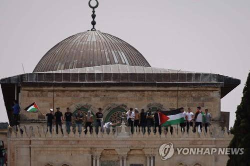 알아크사 사원에 올라가 시위를 벌이는 팔레스타인 주민들 [AFP 연합뉴스 자료사진. 재판매 및 DB 금지]