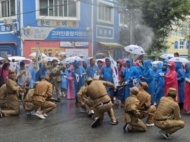 지난 15일 전남광주시 광산구 월곡동 고려인마을에서 ‘물총 놀이’를 활용한 봉오동 전투 재현행사가 열렸다.  
<광주고려인마을 제공>