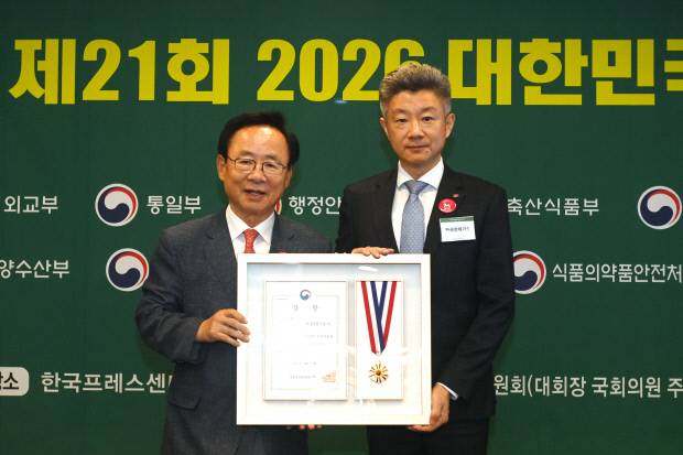 한국전력기술 관계자가 지난 13일 '제21회 대한민국 ESG 대상'에서 사회부문 성평등가족부 장관상을 수상하고 기념촬영을 하고 있다. 한국전력기술 제공