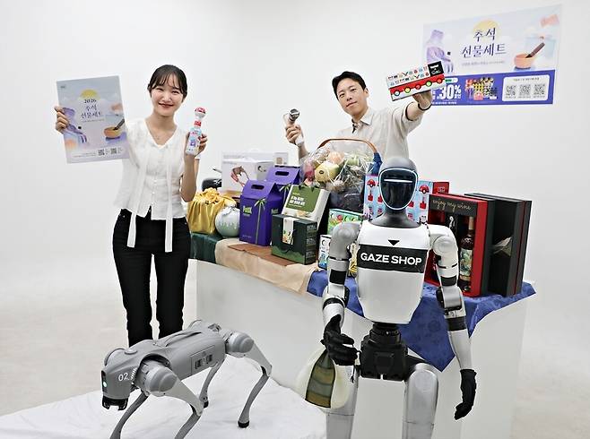모델들이 CU 2026년 추석 선물세트를 소개하고 있다. [제공=BGF리테일]