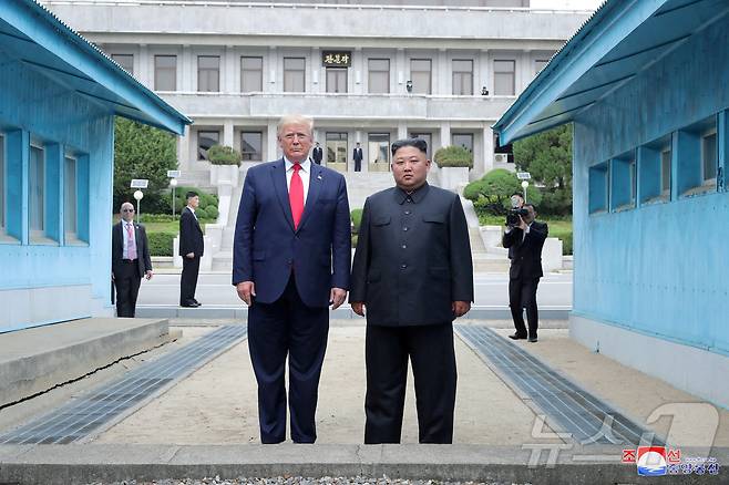 도널드 트럼프 미국 대통령이 첫 임기 때인 2019년 6월 30일 김정은 북한 노동당 총비서와 비무장지대 판문점에서 만나 군사분계선을 넘은 뒤 포즈를 취하고 있다. ⓒ 로이터=뉴스1