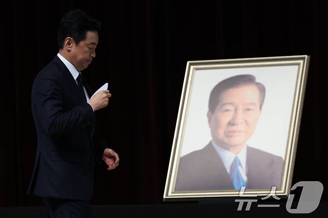 강훈식 대통령실 비서실장이 2025년 8월 18일 당시 서울 동작구 국립서울현충원 현충관에서 열린 김대중 대통령 서거 16주기 추모식에서 이재명 대통령의 추모사를 대독하기 위해 이동하고 있다. 2025.8.18 ⓒ 뉴스1 박정호 기자